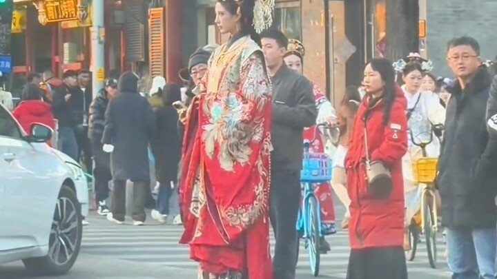 Góc nhìn của người qua đường: Chàng trai cao 1,9m diện áo cưới phượng quan, váy rủ dạo chơi Cố Cung
