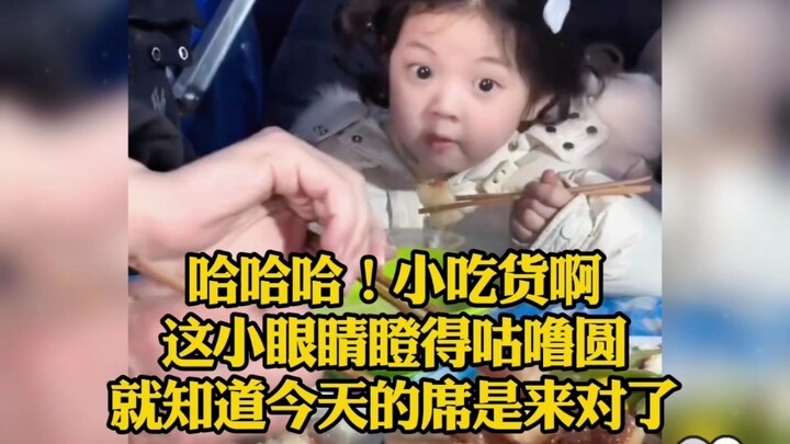 Hahaha! Đúng là một “tín đồ ăn vặt” mà, đôi mắt nhỏ xíu trợn tròn như bi ve, biết ngay là hôm nay đế