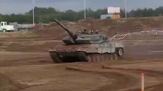 Chiếc Leopard 2A6 của Hà Lan bị rơi và có vẻ như chiều cao của nó đã bị phá vỡ.