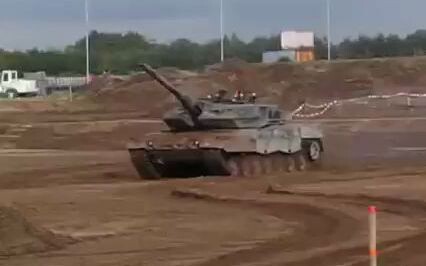 The Dutch Leopard 2A6 crashed and it seemed like its height was broken.