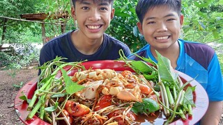 กิน ส้มตำปูปลาร้า ใส่หมึกกับมะขาม แซ่บๆ