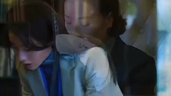 女孩面试路上帮助一个陌生人，耽误了面试，没想到她是公司总裁