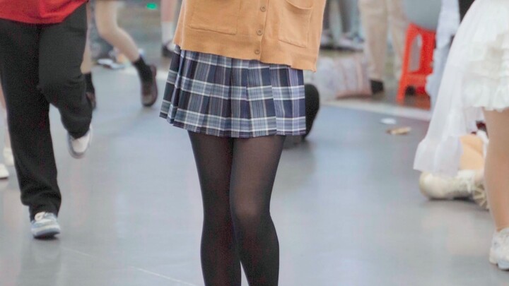 Tùy Vũ cũng đang tiến gần lại bằng một cái ôm chặt kèm theo "tình yêu"!