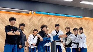 Thử thách giữa huấn luyện viên và học viên Taekwondo