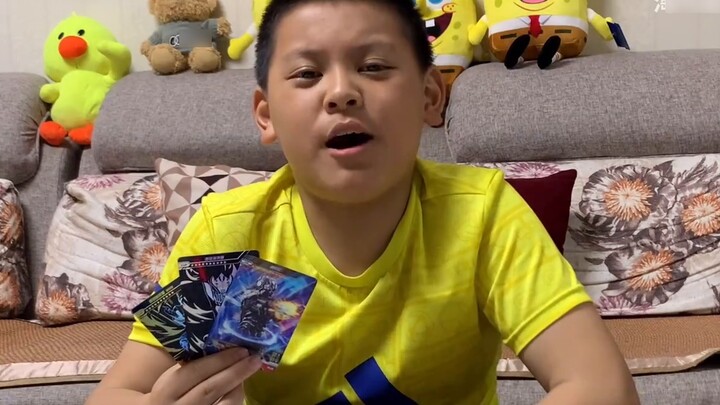 After finishing his homework, he played Ultraman cards. Dad also made a bet with Xiaoxiang, but he w