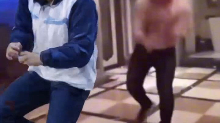 عندما أختار كل الإجابات الخاطئة في أسئلة الاختيار المتعدد لامتحان الفيزياء النهائي، أنا كده: