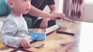 萌娃不好好吃饭，亲爹一招制服，姜还是老的辣