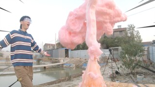 小伙尝试做世界上最著名的大象牙膏实验，直接喷出十米高的泡沫柱