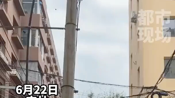 Diduga terjadi pertengkaran di sebuah rumah, dua pisau dapur dilempar dari lantai atas dan tertancap