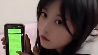 الأخ الصغير نادى أخته لتستيقظ، فاكتشف أن وجهها كله أخضر.