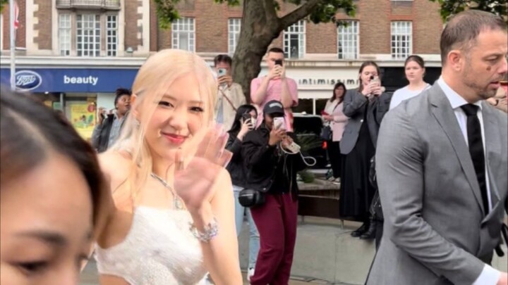 Ingat, di tengah kehidupan yang kacau ini, tetap tersenyumlah setiap hari.