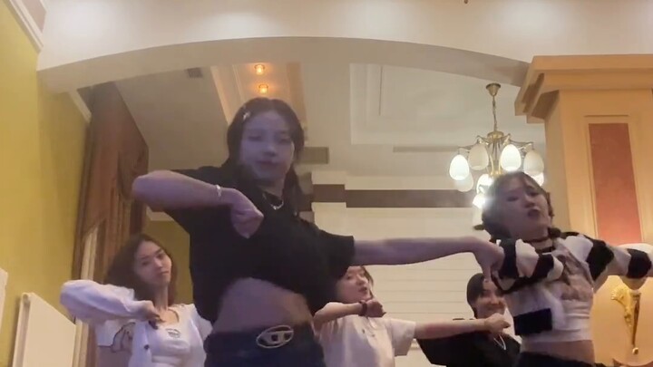 Khi các thành viên Kpop nhảy Rover trong hoạt động xây dựng nhóm