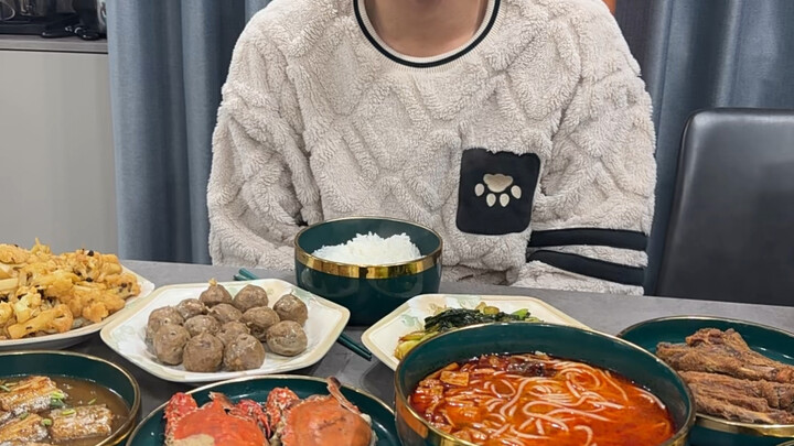 Bữa tối của Lệ Bình: Tối nay mẹ chuẩn bị cho con trai theo đúng tiêu chuẩn bữa cơm tất niên.