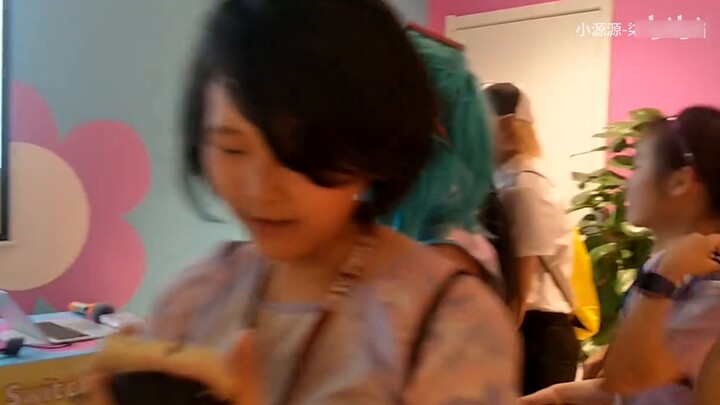 "Perkemahan Musim Panas Dunia Cembung/Lapangan Montezuma" menyanyikan "I Am a Knight's Life" secara 