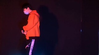 Seorang anak SMA melakukan tarian super eksplosif dengan lagu "Simon Boy" (kakinya ditendang ke lang