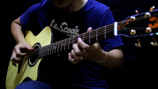 Versi gitar fingerstyle dari lagu "Astronomia" oleh seorang laki-laki