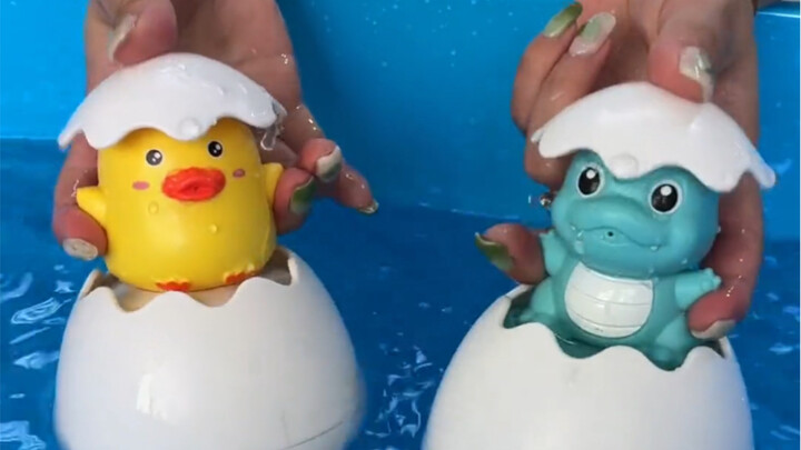 Seriously, if there are still people who don’t know about this adorable dinosaur-egg bath toy, I’m g