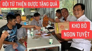 Được Trang LTP tặng khô bò các chú nấu ăn mừng vui giải ngải sau những ngày vất vả