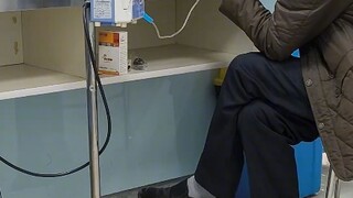 رأيت جدًا في مستشفى الحيوانات الأليفة يرافق قطته الصغيرة لأخذ الحقنة