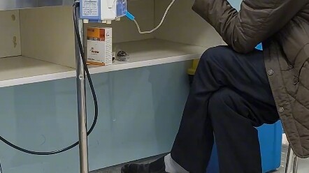 At the pet hospital, I saw a grandfather accompanying his little cat for an injection.