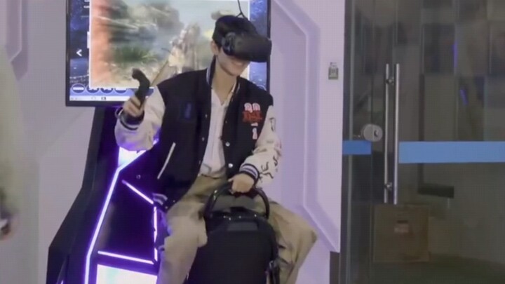 ［Wang Junkai］Tolong! Wang Junkai bermain game VR menunggang kuda sambil “diamati” banyak orang; baru