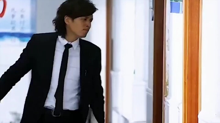 The new homeroom teacher in our class turns out to be the former gang boss!