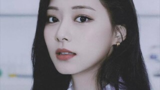I love this straight shot of Tzuyu so much