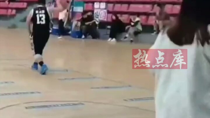 Two teammates instinctively crouched down to tie their shoelaces at the same time, the pass went out