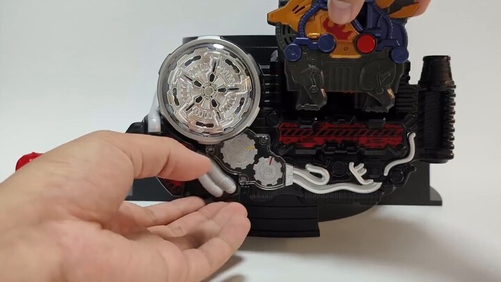 The 15-second Bandai DX Kamen Rider CROSS-Z Crossing Dragon Suit that is deeply rooted in people's h