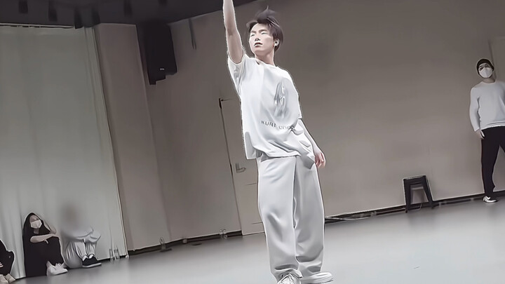 大声地告诉我，谁是Kpop的未来！