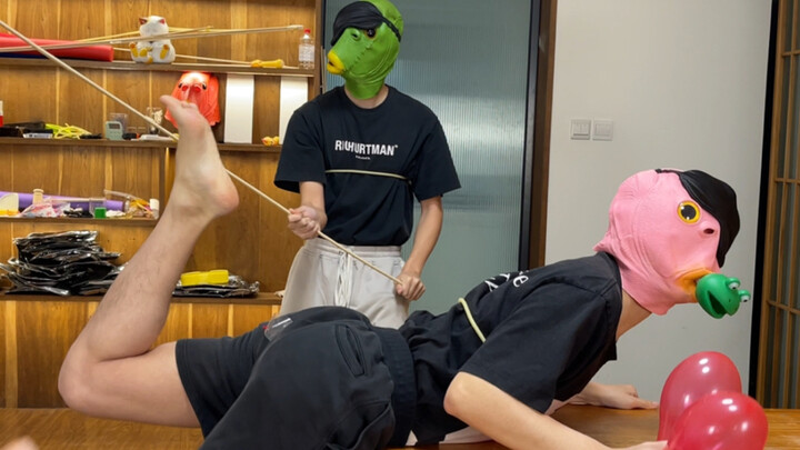 Cepat panggil temanmu untuk nonton tantangan balon si mata satu!