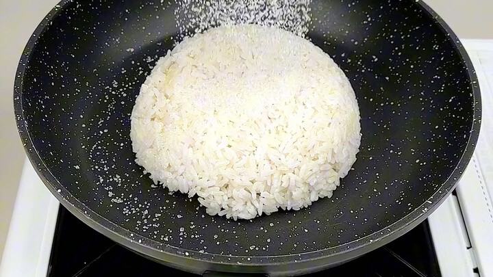 Nasi sisa jangan selalu dibuat nasi goreng telur terus, coba deh dibuat puding beras yang harum bang