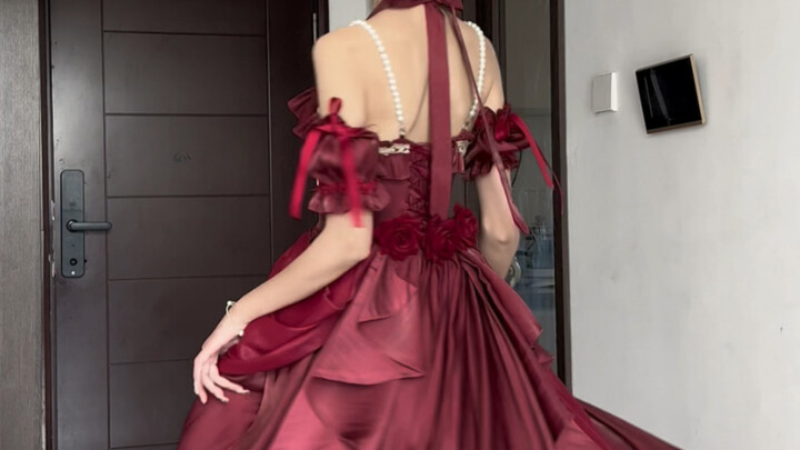 Có lẽ đây là một trong những váy lo hiếm hoi đẹp hơn khi không mặc gọng — Cindie Rose