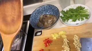 [Muyi] I can’t bear to replace the cracked spatula, and I can’t bear to add more cooking oil😭Muyi is