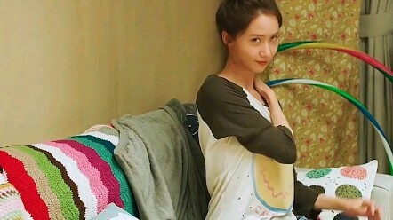 When a woman sees a handsome guy, she just can’t help but swoon—no one can stop her!