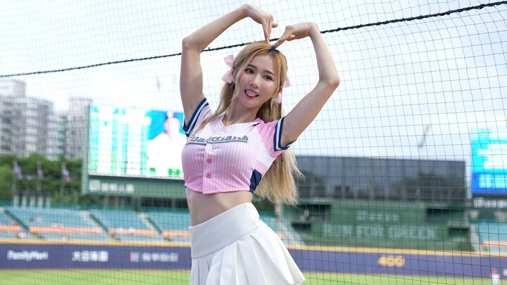 Gadis Taiwan datang lagi, penari cheerleader cantik yang imut dan seksi ini menari, entah kenapa tid