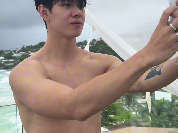 Saat kamu punya teman yang selalu terlihat cantik/cakep di setiap foto!