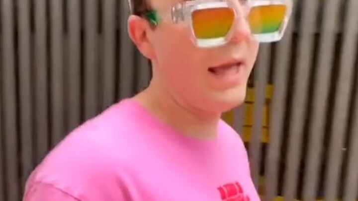 Imitating my pregnant wife! Am I really not going to get hit?