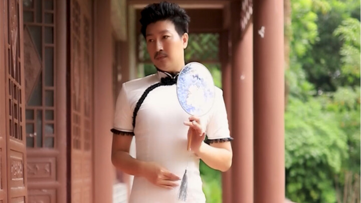 Một nụ cười, một ánh mắt quay đầu – vừa thi vị, vừa đài các, vừa đoan trang.