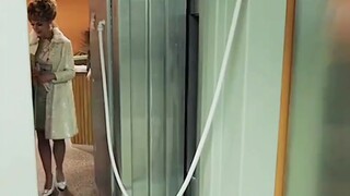 男人是个大盗利用易容，到处偷盗从未失手，不想被自己的妻子发现秘密，报了警被抓入狱！ "