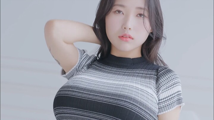 YeonHwa’s striped dress & office-style outfit