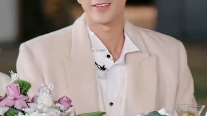 Hilarious—no wonder he’s best friends with Huang Zitao; they’ve got the same white-phosphorus person
