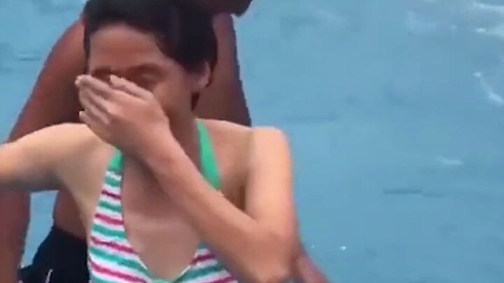 Vì đoạn lồng tiếng này, tôi đã bị sặc đi sặc lại hơn một tiếng đồng hồ