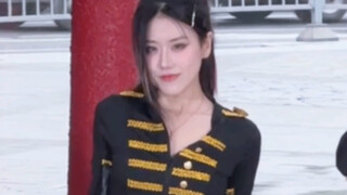 Thế còn kiểu tóc đuôi ngựa cao thì sao?