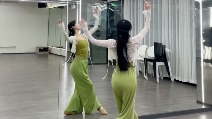 النسخة الكاملة من رقصة «رحلة على طريق جبلي» من الجانب المقابل للمرآة