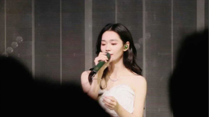 Listen to Duan Aojuan sing to shake off the office vibe