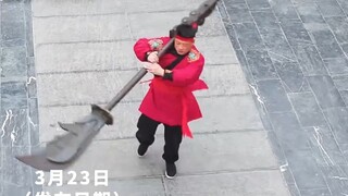 演员单手轻松耍大刀，游客举不动告辞，网友：这可是武状元大刀