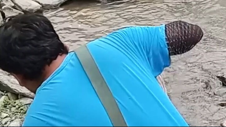 cast net fishing in Nepal |