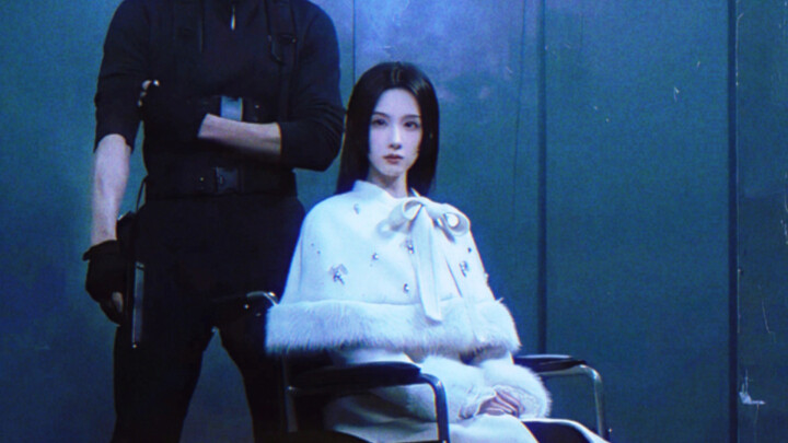 This female lead’s positioning is just so satisfying—no matter the scene, she’s the visual center. I