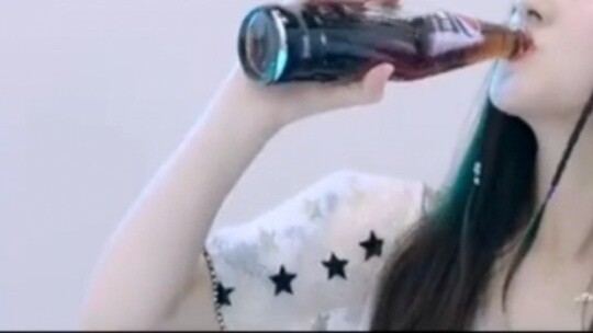 【Zhao Lusi】The latest short film of Pepsi, shot by Bazaar Men and Pepsi for Lusi